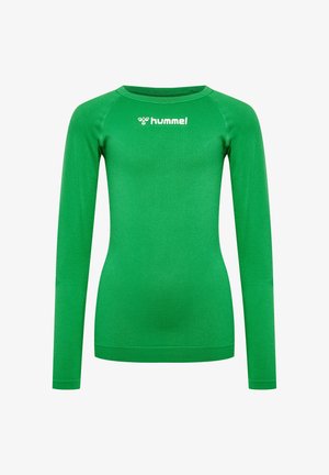 Grön långärmad sporttröja i texturerad tyg, med rund halsringning och en framträdande vit logotyp på bröstet.