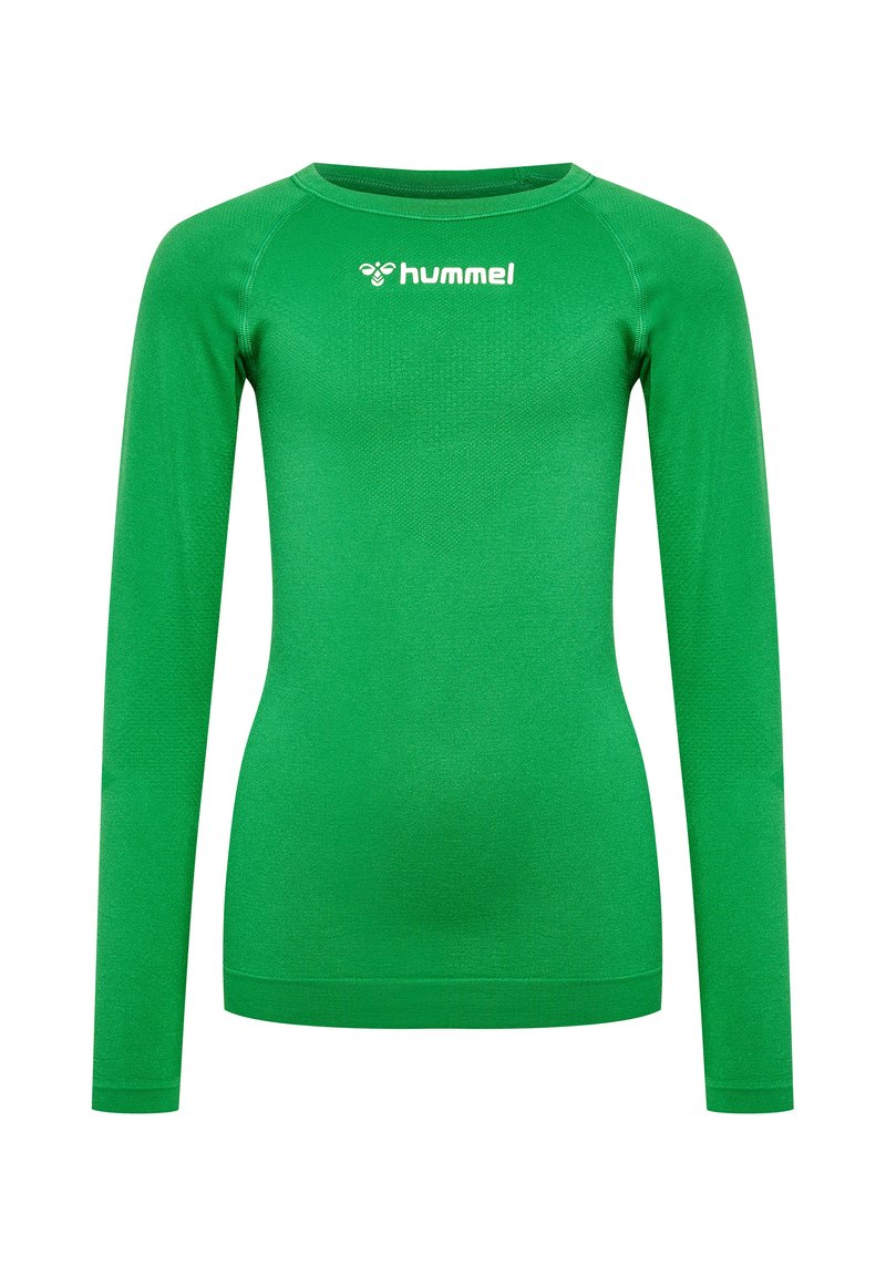 Grön långärmad sporttröja i texturerad tyg, med rund halsringning och en framträdande vit logotyp på bröstet.