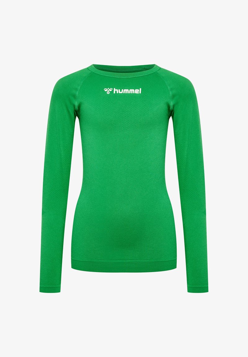 T-shirt de sport vert à manches longues en tissu texturé, avec un col rond et un logo blanc bien visible sur la poitrine.