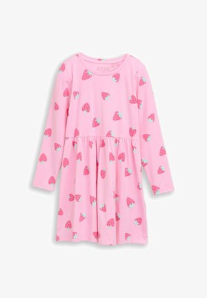 Rosa Langarmkleid aus weichem Stoff mit ausgestelltem Rock und wiederholtem Erdbeermuster mit grünen Blättern.