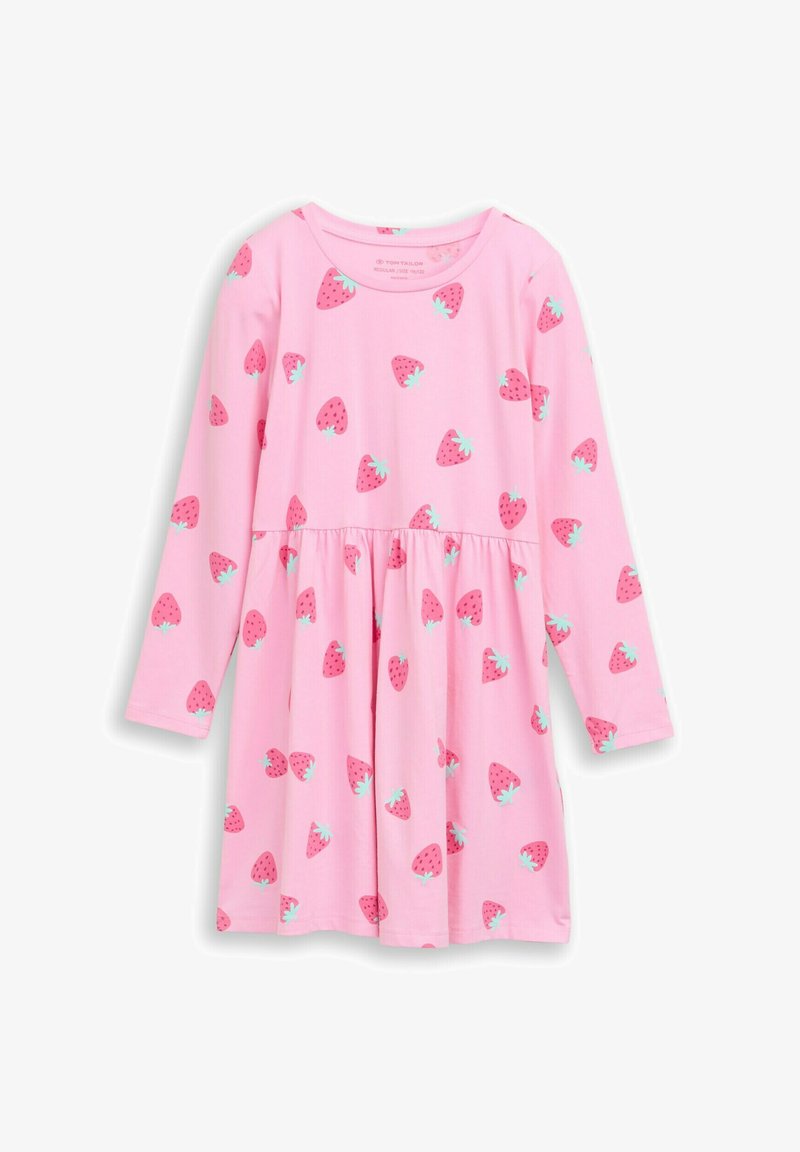 Roze jurk met lange mouwen van zacht materiaal, voorzien van een uitlopende rok en een herhalend patroon van aardbeien met groene bladeren.