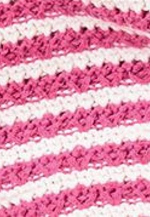 Hæklet stof med skiftevis lyserøde og hvide teksturerede striber, der viser et nærbillede af sting og garnmønster.