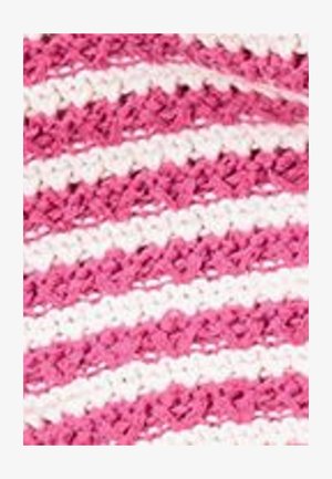 Hæklet stof med skiftevis lyserøde og hvide teksturerede striber, der viser et nærbillede af sting og garnmønster.