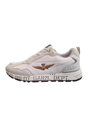 Sneaker bianco realizzato in materiali in pelle e rete, con un logo ricamato a forma di ala, suola nera e testo stampato sul lato.