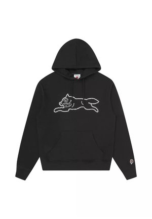 Sudadera negra con capucha con un contorno blanco punteado de un perro corriendo en el pecho y un pequeño parche de helado en el puño de la manga izquierda.