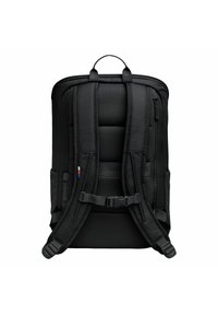 Mochila negra con espalda de malla acolchada, correas ajustables, bolsillos laterales dobles y compartimentos con cremallera. Presenta un logo en rojo, blanco y azul.