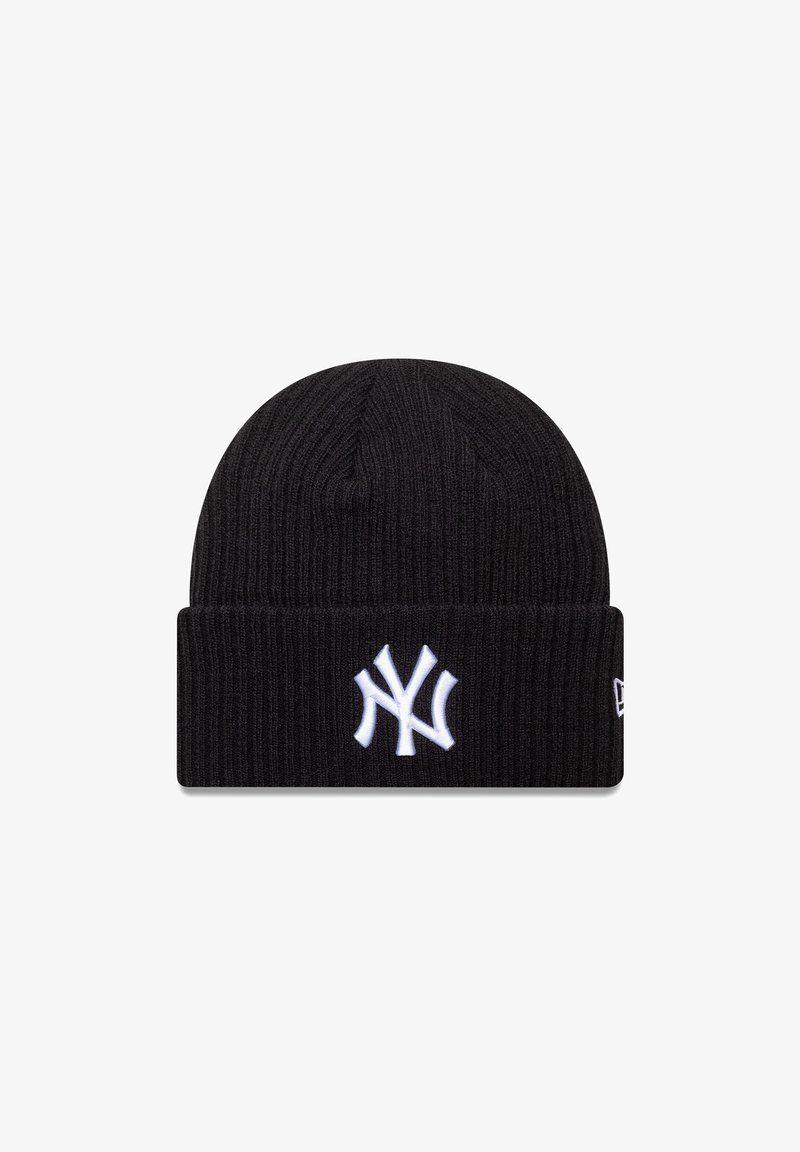 Gorro de malha preto com textura canelada e uma aba dobrada, apresentando o logótipo bordado em branco dos New York Yankees na frente.