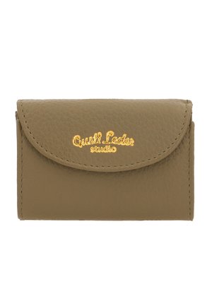 Olivengrønt tekstureret læderpung med buet klap og guld "Gusti Leder studio" logo foran.