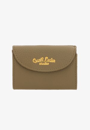 Oliivroheline tekstuuriga nahast rahakott kõverate klapi ja kuldse "Gusti Leder studio" logoga ees.