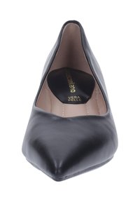 Décolleté nera in pelle con punta affusolata e finitura liscia, dotata di un interno beige e una cucitura sottile lungo i bordi. Nessun dettaglio hardware visibile.