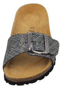 Zwarte en zilveren gestructureerde slide sandaal met een brede band die is afgewerkt met een metalen gesp, en een natuurlijke kurken voetbed, rubberen zool. Maat 37.