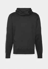 Svart huvtröja med hög krage, långa ärmar, ribbade muddar och nederkant. Har en mjuk textur och minimalistisk design.