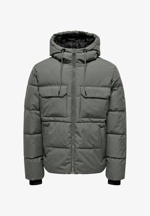 Giacca imbottita verde oliva, con chiusura a zip frontale, cappuccio regolabile con cordino, due tasche sul petto e polsini elasticizzati per una vestibilità aderente.