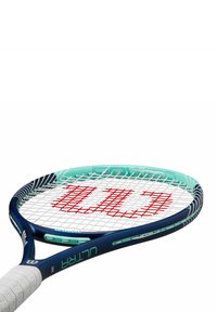Raqueta de tenis con un marco azul y aqua, empuñadura texturizada blanca y el logo rojo "Wilson" en las cuerdas blancas. Forma moderna y aerodinámica.