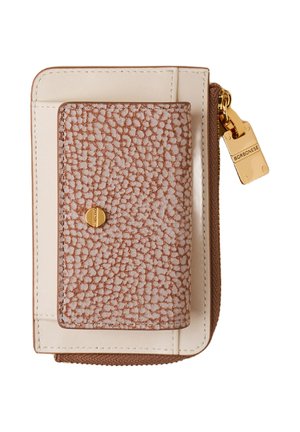 Portafoglio zip marrone texturizzato con una morbida patta beige, caratterizzato da un accento in metallo dorato e un piccolo tag con il logo. Design compatto con chiusura sicura.
