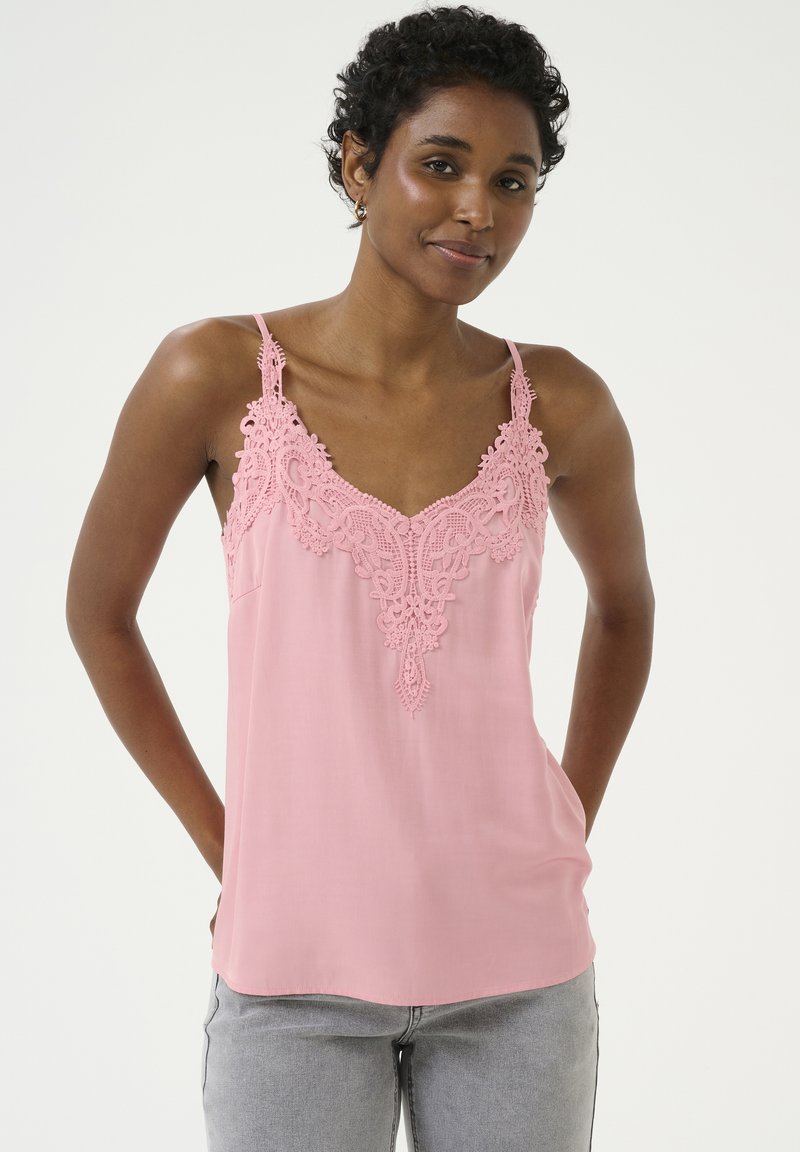 Roza majica s tankimi naramnicami in zapletenim čipkastim detajlom ob ovratniku, izdelana iz gladkega in lahkotnega materiala.