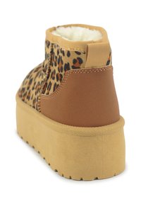 Bruine en beige enkellaars met luipaardprint, pluche voering, elastische zijpaneel en een chunky gestructureerde platformzool.