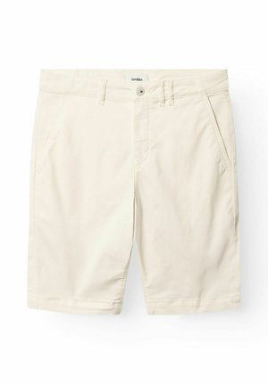 Bézs színű, hétköznapi rövidnadrágok elülső zsebekkel, övbújtatókkal, gombos záródással és látható varrással, fehér háttéren.