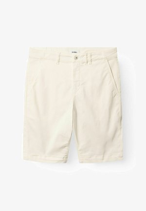 Beežid vabaajashortsid esikotaste, vööaegade, nööpide sulgemise ja nähtava õmblusega valgel taustal.