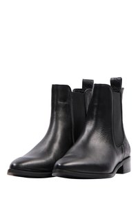 Botine negre din piele cu panouri elastice pe laterale, vârf ascuțit și accente texturate pe toc; suprafață netedă și toc mic, pătrat.