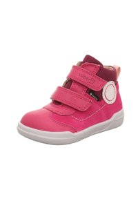 Rosa Kinder-Hochschuhe aus Wildleder und Leder mit zwei Klettverschlüssen, weißer Gummisohle und kreisförmigem Akzent.
