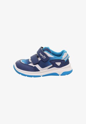 Blauer und weißer Kindersneaker mit zwei Klettverschlüssen, gepolstertem Kragen und einer weiß-blauen Gummisohle.