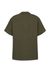 Camicetta a maniche corte in verde oliva scuro con colletto, caratterizzata da un tessuto testurizzato e un orlo dritto, progettata per l'abbigliamento casual.
