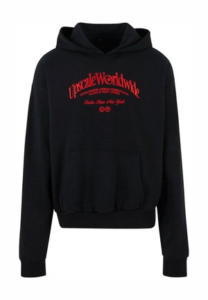 Sort hoodie lavet af bomuldsblanding, med en frontlomme, ribbede manchetter og et rødt grafisk tekstdesign på brystet.
