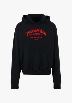 Czarna bluza z kapturem wykonana z mieszanki bawełny, z przednią kieszenią, ściągaczami przy rękawach oraz czerwonym graficznym napisem na klatce piersiowej.