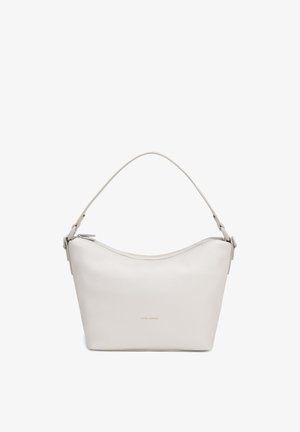 Sac à main en cuir blanc avec une bandoulière unique et une fermeture éclair sur le dessus, avec une surface subtilement texturée et un branding minimal.