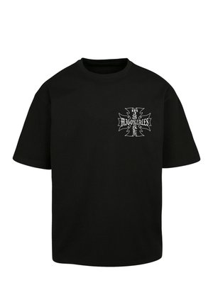 Fekete rövid ujjú póló fehér kereszt alakú grafikával és stilizált "MUGONZALES" felirattal a bal mellrészen.