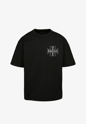 Must lühikeste varrukatega t-särk, millel on valge risti-kujuline graafika ja stiliseeritud tekst "MUGONZALES" vasakul rinnal.