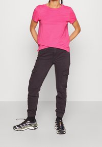 Vero Moda Petite Jednoduché tričko - pink