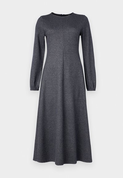 Vestito grigio a maniche lunghe con scollo rotondo, caratterizzato da un motivo a spina di pesce, un corpino aderente e una gonna svasata. Chiusura con zip sul retro.