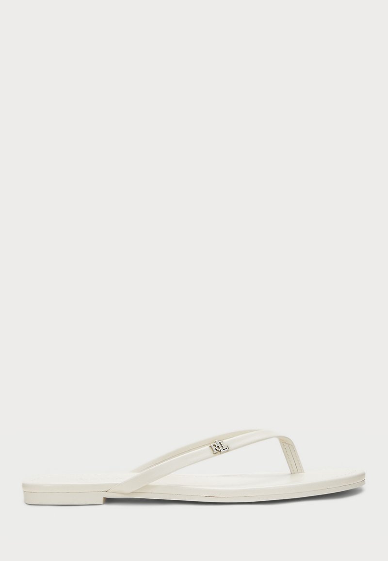 Sandália de dedo branca com duas tiras finas, sola plana e um pequeno logotipo metálico na tira externa. Material sintético suave.