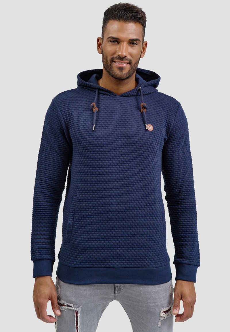 Marineblauwe textuur hoodie met een trekkoord en leren accenten, voorzien van een kenguru zak en ribgebreide manchetten.