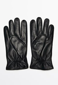 Guanti in pelle nera con una texture liscia, caratterizzati da un design aderente e dettagli arricciati ai polsi per una vestibilità sicura.