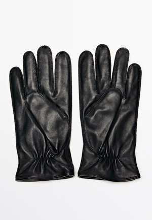 Zwarte leren handschoenen met een gladde textuur, voorzien van een aansluitend ontwerp en plooidetails bij de pols voor een stevige pasvorm.