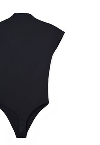 Body nero con un collo alto, maniche corte e una schiena a perizoma. Realizzato in un tessuto liscio e elasticizzato senza motivi visibili.