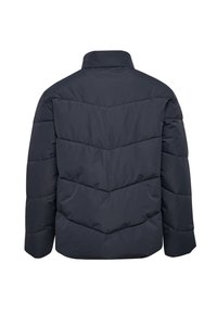 Marinblå pufferjacka med hög krage och chevrondesign, har en slät, matt yta och elastiska ärmslut.