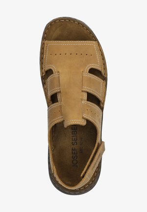 Hnědé kožené sandály s vícero pásky, perforacemi a bílým prošíváním. Hranatá špička, polstrovaná stélka, plochá gumová podrážka.