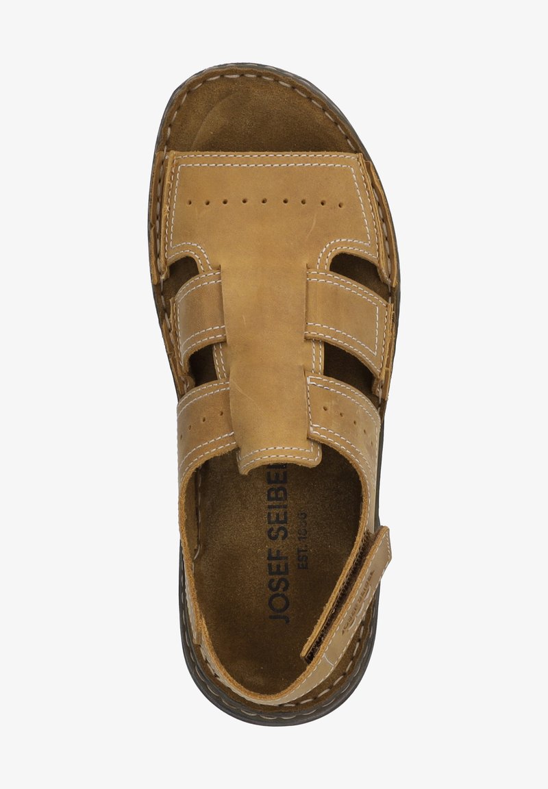 Sandalo in pelle marrone con più cinturini, perforazioni e cuciture bianche. Punta rotonda, soletta imbottita, suola piatta in gomma.