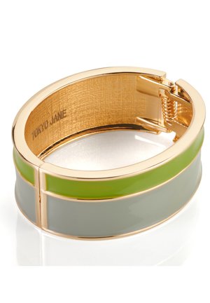 Goldfarbener Armreif mit geschichteten grünen und grauen Emaille-Akzenten. Glatte, abgerundete Form mit einem Scharnierverschluss und strukturiertem Innenraum.
