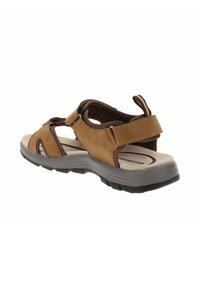 Sandalias de ante marrón con correas ajustables, una plantilla acolchada y una suela de goma gris. Presenta cortes para mayor transpirabilidad y comodidad.