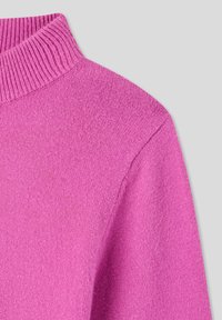 Maglione rosa con un collo a costine alto, texture morbida e finitura liscia. Il materiale sembra leggero e leggermente elastico.