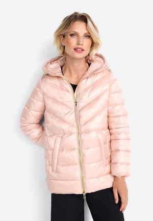 Gevoerde roze jas met capuchon, voorzien van een rits aan de voorkant, chevronstiksels en zijzakken. Zacht, glanzend materiaal met een relaxte pasvorm.