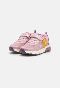 Baskets de sport roses avec un tissu texturé, une sangle velcro et des accents violets. Bout arrondi, semelle rembourrée et détail de logo décoratif sur le côté.