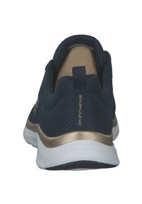 Granatowe siatkowe sneakersy z złotym akcentem na pięcie, białą podeszwą środkową i elastyczną podeszwą. Posiadają pętelkę na zapiętek ułatwiającą zakładanie.