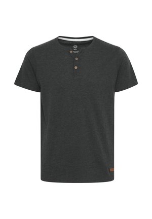 T-shirt grigio carbone a maniche corte con scollo tondo, tre bottoni di legno e tessuto strutturato. Etichetta decorativa vicino all'orlo.