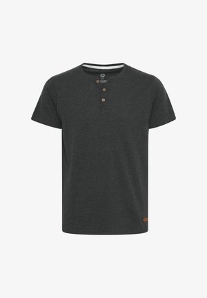 Antracīta pelēka īsām piedurknēm T-kreklā ar apaļu kakla izgriezumu, trīs koka pogām un teksturētu audumu. Akcenta birka tuvu apakšmalai.